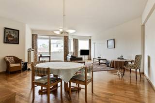 Dit instapklaar appartement met twee slaapkamers te koop bevindt zich in een toegankelijke locatie in het centrum van Brugge. Dit appartement is gelegen nabij tal van scholen, stadsgroen, de invalswegen (Brugse Ring,...) en op wandelafstand van het toeristisch centrum van Brugge. Het appartement geniet van veel lichtinval dankzij de zuidwestelijke oriëntatie, een leuk uitzicht op de binnentuin en omvat onder andere 2 slaapkamers en een gezellig terras. Dit appartement te koop is ideaal voor starters of als investering en bijgevolg een niet te missen kans om te wonen in het centrum van Brugge met vlotte verbinding naar Brugse Ring via de Gentpoort. Mogelijkheid tot aankoop van ondergrondse staanplaats (40.000,00 euro)Zoek je vastgoed in Brugge centrum te koop? Lees zeker verder.Indeling: - Inkomhal met gastentoilet en vestiairekast- Woonkamer- Terras, toegankelijk via het schuifraam in de woonkamer en voorzien van zonnewering.- Keuken - Berging met aansluiting voor wasmachine en droogkast- Badkamer voorzien van dubbele lavabo, ligbad- 2 slaapkamers Inclusief ondergrondse berging