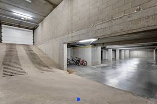 Ondergrondse garagebox in verzorgde residentie.<br />Een veilige opslagplaats voor jouw voertuig of goederen.<br /><br /><strong>Details:</strong><br />- garage met kantelpoort<br />- afmetingen: 6m op 3,65m<br /><br /><strong>Contact:</strong><br />Voor meer informatie of een bezoek, contacteer Stijn op 0491 61 42 19 of info@stijndebusschere.be