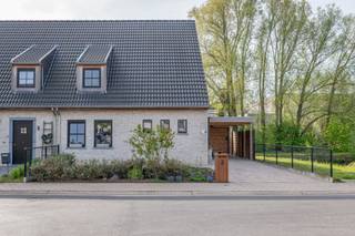 Deze woning, gebouwd in 2022 is perfect onderhouden en verrassend ruim. Zeer centraal gelegen en vlotte verbinding naar grootwegen; op een boogscheut van De Gavers.<br /><br />Op het gelijkvloers hebben we volgende indeling: inkom met trappenhal, apart toilet, woonkamer met eetplaats, keuken en berging, een eerste slaapkamer met douchekamer en voldoende bergruimte. Als leuke extra is er de wintertuin die aansluit op de leefruimte. De eerste verdieping beschikt over 3 ruime slaapkamers, een tweede badkamer en apart toilet. De ruime zolder via een trapluik.<br />Troeven:<br /><br />Outdoor Living by Brustor<br />Aangelegde tuin, veranda en 3 tuinbergingen<br />Openhaard op gas<br />16 zonnepanelen + laadpaal<br />Airco<br />2 Badkamers<br />Zolderruimte met natuurlijk licht<br />Epc 18 kWh/m2; Elektrische keuring conform<br /><br />Bezoeken op afspraak.<br />Elk bod gelijk aan of hoger dan de vermelde prijs wordt voorgelegd aan de eigenaars die hier al dan niet kunnen op ingaan.<br /><br /><br />Interesse of meer info? Neem contact op het nummer 0492 10 55 16 of via simon@karolienlafaut.be<br /> 