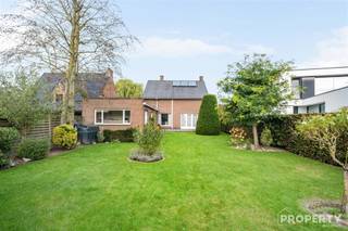 <p><span>Ruime open bebouwing met zuidgerichte tuin en tal van mogelijkheden in Izegem</span></p><p><span>Bent u op zoek naar een ruime woning die u volledig naar eigen smaak en wensen kunt renoveren? Dan is deze stevige open bebouwing in de Leenstraat in Izegem zeker het ontdekken waard!</span></p><p><span>Deze kloeke woning, gebouwd in 1963, beschikt over een bruikbare vloeroppervlakte van maar liefst 268 m² en biedt dan ook bijzonder veel ruimte en mogelijkheden.</span></p><p><span>Op het gelijkvloers treffen we een ruime leefruimte, een keuken, praktische berging en een gastentoilet. De eerste verdieping omvat drie ruime slaapkamers en een recent vernieuwde badkamer, uitgerust met een bad-douchecombinatie, toilet en lavabo met meubel.</span></p><p><span>Een absolute troef is de mooi aangelegde, zuidgerichte tuin, waar u volop kunt genieten van de zon. Achteraan bevindt zich bovendien een praktische tuinberging.</span></p><p><span>Daarnaast beschikt de woning over een ruime garage met werkplaats, aangevuld met een oprit met voldoende parkeergelegenheid voor meerdere wagens.</span></p><p><span>Een woning met een stevige basis, veel ruimte en tal van mogelijkheden om er uw eigen thuis van te maken.</span></p><p><span>Ontdek tijdens een bezoek zelf de ruimte en het potentieel van deze woning!</span></p><p><span>Contacteer ons vandaag nog voor meer informatie of een bezoek via 056 96 08 00 of </span><span>info@property-vastgoed.be</span><span>.</span></p>
