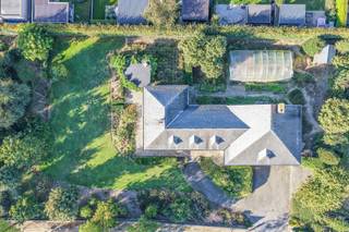 Bestaande uit inkomhal, living, eetplaats, keuken met eethoek, 3 slaapkamers en badkamer (op gelijkvloers), hobbyruimte van +/- 40m² op verdiep, zolder, kelder en kruipkelder. Dubbele garage, terras en tuin op ca. 1.800m² (bouwzone). Mogelijkheid perceel bouwgrond van +/- 950m² bij te kopen.