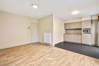 In het historische centrum van Gent, vlak achter het Sint-Elisabethbegijnhof, vinden we deze ruime en verzorgde studio.<br />De studio bevindt zich in een rustig straatje dat enkel toegankelijk is voor plaatselijk verkeer.<br />Het pand is gelegen in een kleinschalige en rustige residentie.<br /><br />Als troef heeft deze studio een fietsenberging in het gebouw.<br /><br />Huur: €740 euro<br />Gemeenschappelijke kosten: €25 gemeenschappelijke kosten<br /><br />Wenst u meer info of een bezoek?<br />Bel Mathieu op 0474/74.64.04