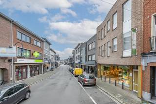 <p>In de drukke winkelstraat van Kontich met veel passage, bevindt zich dit veelzijdige handelspand dat werd uitgebaat als juwelierszaak. <br /><br /><strong>INDELING</strong><br />Grote, open verkoop ruimte met veel lichtinval<br />Atelier-/werkruimte en stockage<br />Extra berging/kantoor<br />Kitchenette en apart toilet<br />Airco<br />Beveiligings- en alarminstallaties<br /><br /><strong>POSITIEVE ASPECTEN</strong><br />Absolute topligging in Kontich<br />Hoogwaardige afwerking<br />Polyvalent in gebruik<br />Instapklaar</p>