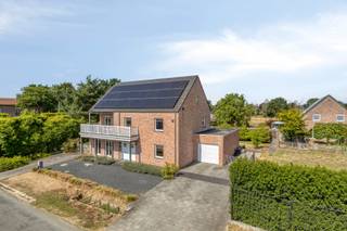 Deze energiezuinige villa is gelegen in de straat Velveken in Geel. Verschillende faciliteiten zijn op een korte afstand terug te vinden en we kennen een vlotte verbinding met de omliggende gemeenten. Een woning waar ruimte, functionaliteit en verfijning samenkomen, en waar elk detail bijdraagt aan een aangename en comfortabele leefomgeving voor het hele gezin.<br /><br />Indeling:<br />De inkomhal vormt een stijlvolle eerste kennismaking met de woning en verleent toegang tot een apart gastentoilet. De eetruimte en de geïntegreerde bureauruimte sluiten mooi aan op de volledig uitgeruste tijdloze open keuken, die als centraal hart van de woning fungeert. Aansluitend bevindt zich een afzonderlijke zitruimte, waardoor verschillende leefzones op een natuurlijke en comfortabele manier van elkaar worden gescheiden. Achteraan de woning is een praktische berging voorzien waar wasmachine en droogkast op hoogte werden verwerkt in een ingemaakte kast. Daarnaast bevindt zich hier een badkamer met een wastafel, een inloopdouche en een toilet. Vanuit de berging heeft u bovendien rechtstreeks toegang tot zowel de kelder als de inpandige garage.<br /><br />Via de nachthal bereiken we drie volwaardige slaapkamers alsook een badkamer uitgerust met een dubbele wastafel, een ligbad, een inloopdouche en een toilet. Zowel de master bedroom als een tweede slaapkamer hebben toegang tot een op maat gemaakte dressing. Langs de tweede slaapkamer bereiken we het zuid georiënteerde balkon. <br /><br />De bovenste verdieping biedt nog twee zeer ruime slaapkamers, een toilet en een opbergruimte met ingemaakte kasten. Deze laatste ruimte kan nog worden ingericht als extra badkamer gezien de nodige leidingen hiervoor reeds aanwezig zijn.<br /><br />Ook de buitenomgeving draagt bij tot het exclusieve karakter van deze eigendom. De ruime tuin vormt een groene en private setting. Het terras, de sfeervolle siervijver en het tuinhuis met overkapping maken dat er een bijzonder aangename buitenruimte is waar rust en ontspanning centraal staan.<br /><br />Extra:<br />- Energiezuinig EPC-label: A<br />- 34 zonnepanelen aanwezig<br />- Afgewerkt met kwalitatieve materialen<br />- Alarminstallatie en domotica aanwezig<br />- Volledig omheinde tuin, tevens gekend als bouwgrond<br /><br />Voor meer info of een bezoek contacteer ons via info@vastengoed.be of via 014/72 73 74.<br /><br />Wenst u een gratis schatting van uw eigendom? Contacteer ons via 014/72 73 74.