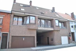 Dit lichtrijk appartement is gelegen nabij het centrum van Wevelgem.<br /><br />Dit appartement bevindt zich in een klein appartementsgebouw. We komen binnen via de hal met berging en apart toilet. De aangename, lichtrijke living aan de straatzijde is heel ruim en heeft een aansluitende keuken. Er is tevens voorziening voor een vaatwas- of wasmachine. De living is extra gezellig door de vloerverwarming en de houtcassette.<br />Via de draaitrap in de living bereikt men de 2e verdieping waar 2 ruime slaapkamers aanwezig zijn. Er is eveneens een badkamer met lavabo, douche en toilet. <br /><br />Onder het dak is er nog een slaapkamer en zolderruimte.<br />Bij dit appartement horen een aparte gemeenschappelijke fietsenberging en een gemeenschappelijke garage die gedeeld worden met de buur. Er is dus een staanplaats voor 1 wagen.<br /><br />Op een boogscheut vinden we het centrum van Wevelgem, aansluiting naar A19/E403/ring Kortrijk en verschillende winkels. Openbaar vervoer in de straat.<br />Geen vaste maandelijkse kosten!<br />Huisdieren zijn niet toegelaten.