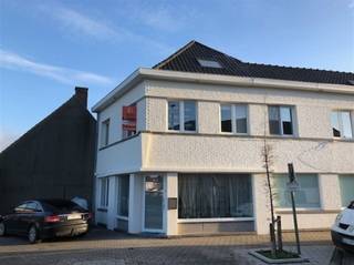Aangename woning met 3 slaapkamers in centrum Oudenaarde Deze hoekwoning is heel centraal gelegen. Op wandelafstand van park Liedts, dichtbij de...