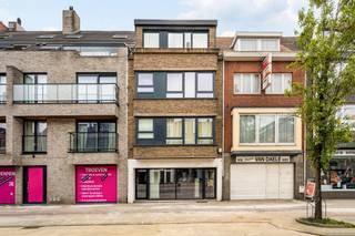 Te koop: commercieel handelspand op toplocatie in het hart van Deinze
Dankzij de centrale ligging in een levendige commerciële omgeving geniet dit pand van een uitstekende zichtbaarheid en een constante passage van potentiële klanten. De Gentstraat vormt één van de belangrijkste verbindingsassen van Deinze en biedt een ideale uitvalsbasis voor diverse handelsactiviteiten, vrije beroepen of dienstverlening.
Het pand beschikt over een aantrekkelijke commerciële ruimte met tal van mogelijkheden om deze naar eigen wensen en behoeften in te richten. De vlotte bereikbaarheid, zowel met de wagen als met het openbaar vervoer, vormt een bijkomende troef voor klanten en medewerkers.
Troeven:
- Uitstekende commerciële ligging in Deinze
- Hoge visibiliteit en goede bereikbaarheid
- Geschikt voor diverse handels- en dienstverlenende activiteiten
- Ruime mogelijkheden voor eigen inrichting en concept
Of u nu een nieuwe zaak wilt opstarten, uw bestaande activiteiten wilt uitbreiden of op zoek bent naar een interessante investering, dit handelspand biedt alle troeven om uw professionele ambities waar te maken.
Te koop via Immo Beguin, jouw vastgoedexpert sinds 2009, met kantoren in Ronse, Waregem, Kortrijk, Deinze, Doornik en Lessines.
Meer info of bezoek aanvragen via: marijn@immobeguin.be