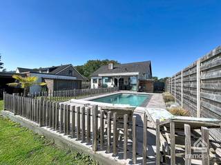 PLUSPUNTEN:<br />+ perceeloppervlakte: 983 m²<br />+ bewoonbare oppervlakte: 181 m²<br />+ 3 slaapkamers (5 mogelijk)<br />+ ruime woning met veel potentieel<br />+ ruime tuin mét verwarmd zwembad<br />+ afgesloten perceel<br />+ prachtig vrij uitzicht<br />+ zonnepanelen mét certificaten!<br />+ woning vrij uiterlijk 1 februari 2027 (of in overleg)<br /><br />ALGEMEEN:<br />Deze vrijstaande en instapklare gezinswoning op een perceel van maar liefst 983 m² combineert ruimte, comfort en een prachtige ligging met vrij uitzicht. De woning werd in 2017 gerenoveerd en biedt vandaag al een ruime leefomgeving met drie slaapkamers op het gelijkvloers, terwijl de bovenverdieping nog volledig naar eigen smaak kan worden afgewerkt. Hierdoor creëert u eenvoudig extra slaapkamers, een dressing en een tweede badkamer, ideaal voor grote gezinnen of wie op zoek is naar extra woonruimte.<br /><br />De lichtrijke leefruimte en moderne keuken vormen het hart van de woning en geven uit op de gezellige tuin met verwarmd zwembad. Dankzij het filtersysteem van het zwembad en de praktische terrasoverkapping geniet u hier het hele jaar door van optimaal comfort, rust en privacy.<br />Dankzij het afgesloten perceel, de zonnepanelen en de landelijke omgeving is dit een woning die niet alleen aangenaam wonen biedt, maar ook toekomstgericht is.<br /><br />Bent u op zoek naar een ruime woning met veel potentieel, een rustige ligging en een prachtig open uitzicht? Dan is deze eigendom in Hamont-Achel absoluut een bezoek waard.<br /><br />INDELING:<br />+0: inkomhal, eetkamer, woonkamer, keuken, berging, toilet, badkamer, 3 slaapkamers, tuinkamer, garage<br />+1: 2 af te werken slaapkamers, dressings, badkamer en toilet<br /><br />FINANCIERING:<br />Opgelet: voor woningen gelegen in België zijn enkel Belgische hypotheken mogelijk. Maak tijdig een afspraak zodat u zich op voorhand kan bevragen over de mogelijkheden.<br />Kandidaat-kopers die hun financiële plaatje al hebben voorbereid, wekken altijd meer vertrouwen.<br /><br />SUCCESVOL VERKOPEN?<br />Dankzij succesvolle transacties zijn wij steeds op zoek naar nieuw aanbod. Overweegt u te verkopen of te verhuren? Informeer vrijblijvend naar onze werkwijze.<br /><br />HOUD ME OP DE HOOGTE:<br />Niet gevonden wat u zocht? Schrijf u gratis in op onze website zodat u vrijblijvend op de hoogte wordt gebracht van nieuw aanbod: https://www.immosign-plus.be/nl/hou-me-op-de-hoogte/<br /><br />AFSPRAAK:<br />Wilt u graag een afspraak voor deze praktische woning te Hamont-Achel?<br />Contacteer ons dan op +32 89 87 03 67 of via info@immosign-plus.be.