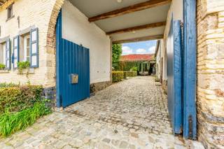 Ontdek de charme van deze historische hoeve met moderne luxe en comfort gelegen in de dorpskern van Rutten, midden in de natuur, nabij het bruisende centrum van Tongeren. <br />Deze unieke hoeve, daterend uit de 18e eeuw, biedt een uitstekende mix van authentieke elementen en hedendaags comfort. Momenteel in gebruik als een zeer gewaardeerde B&amp;B, biedt dit pand een scala aan mogelijkheden voor de nieuwe eigenaar.<br /><br />Het hoofdgebouw en linkervleugel van de hoeve is recentelijk gerenoveerd met behoud van zijn authentiek karakter en aandacht voor kwalitatieve materialen en duurzame technieken. <br />De rechtervleugel is reeds structureel gerenoveerd en heeft nog verdere afwerking nodig. Deze kan naar eigen behoeften en wensen worden ingericht als extra studio, vakantiewoningen, ruimte voor vrij beroep,… <br />Daarnaast bieden de overige schuurgebouwen eveneens tal van mogelijkheden als opslagruimte, vergaderzaal, ruimte voor workshops,… Plannen en voorontwerpen voor de nog af te werken ruimtes, alsook voor de tuin zijn reeds beschikbaar.<br /><br />Het met veel zorg gerenoveerde deel van de hoeve herbergt momenteel een privéwoning en twee charmante vakantiewoningen. <br />De vakantiewoningen bevinden zich in de linkervleugel en hebben elk een eigen toegang, keuken, sanitair en bieden elk slaapgelegenheid aan 4 gasten. <br /><br />INDELING:<br />De privéwoning bevindt zich in het hoofdgebouw, links van de inrijpoort: <br />x Sfeervolle inkomhal met toegang tot de binnentuin en de gewelfde kelders en keuken; <br />x Links een lichtrijke leefruimte met salon en naastgelegen eetkamer met centraal een houthaard en achteraan een aparte hal met gastentoilet; <br />x Rechts een ruime leefkeuken met natuurstenen afwerking en volledig ingericht; <br />x Op de verdieping 4 slaapkamers en 2 uitgeruste badkamers waarvan één en-suitebadkamer gelegen aan de masterbedroom. Verder is er nog toegang tot een ruime bergzolder.<br /><br />De vakantiewoningen bevinden zich in de linkervleugel:<br />x De eerste vakantiewoning is bereikbaar vanuit de binnentuin en heeft contact met de authentieke binnenplaats. Gelijkvloers met keuken en zitruimte, op de verdieping 2 slaapkamers, badkamer met douche en toilet en nog een tweede apart toilet. <br />x De tweede vakantiewoning is bereikbaar vanuit de binnentuin via een charmante doorgang naar de ruime achtertuin en heeft een privaat terras. Deze gastenkamer bestaat uit een zithoek, slaapgedeelte en open mezzanine met extra slaapgelegenheid, badkamer met inloopdouche en toilet.<br />Overige ruimtes in de rechtervleugel en de schuurgebouwen zijn naar eigen wens in te richten en af te werken.<br /><br />De hoeve is opgenomen op de inventaris van het onroerend erfgoed en beschikt over een prachtige voorgevel. De stadscentrum van Tongeren ligt op slechts 4 km; steden zoals Maastricht, Luik, Hasselt en Sint-Truiden zijn vlot bereikbaar, met een strategische ligging ten opzichte van de snelwegen E313, E25 en E40. <br />Ervaar de perfecte mix van historisch karakter en moderne mogelijkheden in deze unieke hoeve. <br /><br />Neem vandaag nog contact met ons op om een bezichtiging te plannen en laat je inspireren door de ongekende mogelijkheden die dit bijzondere pand te bieden heeft.<br /><br />INTERESSE? Maak telefonisch een afspraak voor bezichtiging op het nummer 012 23 00 23 of mail uw vragen aan roland@immo-leroi.be.