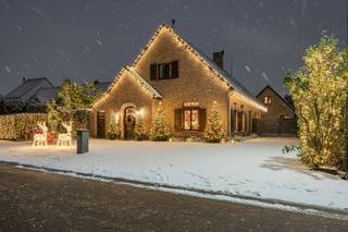Deze degelijk gerenoveerde villa vinden we terug in het residentiële Heusden-Zolder op een prachtig perceel van 2265m². Het eigendom beschikt over ruime- lichtrijke leefruimtes, ruime leefkeuken, 4 à 5 slaapkamers, badkamer en bijgebouw voor 2 grote wagens/veel opbergmogelijkheden. <br />Een ideale in het groen gelegen gezinswoning op een boogscheut van Bolderberg en Viversel. Op en afritten autosnelwegen in nabijheid. We kunnen hier spreken over een instapklare woning met uniek zicht op de mooi aangelegde tuin, kortom een residentieel gelegen woning met enorm veel mogelijkheden.<br /><br />We betreden de woning via de leefruimte, waar de eetruimte en zitruimte op een aangename manier in elkaar overvloeien. Aansluitend bevindt zich de ruime leefkeuken, volledig uitgerust en met directe toegang tot het terras — ideaal voor gezellig tafelen binnen én buiten. Naast de keuken vinden we een praktische berging/ technische ruimte. Verder is er een extra leefruimte met een prachtig zicht op de tuin en een rechtstreekse doorgang naar buiten. Aan deze ruimte grenst een multifunctionele kamer, perfect in te richten als speelkamer, hobbyruimte of logeerkamer...<br />De hal met massieve trap beschikt over ingebouwde kasten die zorgen voor extra opbergruimte en een verzorgde uitstraling.<br />Op de verdieping bevinden zich vier slaapkamers, een bureauruimte die ideaal is voor thuiswerk, en een badkamer met douche, wastafel en ligbad. Daarnaast is er een apart toilet voorzien.<br /><br />Aansluitend aan de oprit, afgesloten met automatische toegangspoorten, bevindt zich een ruim multifunctioneel bijgebouw met een totale oppervlakte van ongeveer 170 m².<br />Het gebouw is uitgerust met twee grote automatische inrijpoorten, wat zorgt voor een vlotte toegankelijkheid voor wagens, bestelwagens of werkmateriaal. Binnenin is er voldoende open vloeroppervlakte voor diverse toepassingen.<br />Het bijgebouw is volledig onderkelderd, wat extra bergruimte of stockagecapaciteit biedt. Daarnaast beschikt het over een volledige stockagezolder, ideaal voor het opslaan van materialen, archieven of seizoensgebonden goederen.<br />Dankzij de solide constructie en de praktische indeling leent dit gebouw zich uitstekend voor zelfstandigen, vakmensen of kleine ondernemers die nood hebben aan extra werkruimte, atelier, opslag of een combinatie van beide.<br /><br />De ligging, rechtstreeks bereikbaar via de oprit met automatische toegangspoort, maakt het geheel bovendien bijzonder toegankelijk en functioneel.<br /><br />Buitengewone kenmerken;<br />- Zeer goed EPC B<br />- Regenwaterput (7000 l) voor beide toiletten<br />- Zonnepanelen<br />- Warmtepompboiler<br />- Overal nieuwe ramen, incl. veluxen<br />- Volledig gerenoveerd (nieuwe vloeren, nieuwe binnendeuren, nieuwe elektriciteit, nieuwe afvoeren, etc.)<br />- Dak volledig geïsoleerd<br />- Overal nieuwe verwarming<br />- Riolering volledig vernieuwd (alles gescheiden tot aan de collector op straat)<br />- Geboorde waterput (achter aan het tuinhuis) voor besproeien planten. Leidingen zijn getrokken tot in de garage en halfweg de tuin als aftappunten<br />- Garage van +- 170 m² bestaande uit drie verdiepingen en twee grote elektrische Hormann poorten + smeerput voor het werken aan wagens<br />- Volledig omheinde en volgroeide tuin met erg veel privacy<br />- Elektrische toegangspoort<br /><br />Bron EPC voor de bruikbare oppervlakte van 264m².