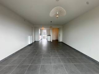 <span>Dit nieuwbouwappartement is gelegen in Westrozebeke</span><br /><br /><span>Het appartement is als volgt ingedeeld:<br />Inkomhal, apart toilet, geïnstalleerde keuken, lichtrijke leefruimte, terras, ruime berging, badkamer (dubbele avabo en inloopdouche) en twee slaapkamers.</span><br /><br /><span>Eveneens beschikt het appartement over een autostaanplaats (buiten).</span><br /><br /><span>Er is een lift aanwezig.</span><br /><br /><span>PLUSPUNTEN: <br />- EPC LABEL A<br />- PARKEERPLAATS<br />- GORDIJNEN/ARMATUREN VOORZIEN<br />- TERRAS <br /><br />*De prijs is exclusief € 50 syndickosten per maand.</span>
