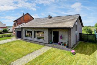 Te koop: Gelijkvloerse woning in Tielt-Winge, op wandelafstand van het busstation en met een volledig omheinde tuin.<p>Bekijk de woning hier alvast volledig virtueel zowel binnen als buiten.</p><p><br /></p><p>Deze woning uit 1973 ligt in een rustige, landelijke omgeving met vrij uitzicht over de velden. Dankzij de ligging nabij het busstation van Tielt-Winge geniet je van vlotte verbindingen, terwijl de omheinde tuin privacy en veiligheid biedt. De woning combineert een praktische indeling met een veranda en een gezellige woonkamer met kachel.</p><p><br /></p><p>Belangrijkste ruimtes:</p><p>• Woonkamer met kachel en veel lichtinval</p><p>• Keuken met inductiekookplaat, combi-oven en vaatwasser</p><p>• Veranda met zicht op de tuin</p><p>• Badkamer met inloopdouche, toilet en wastafel in meubel</p><p>• Twee slaapkamers</p><p>• Bureel</p><p>• Berging</p><p>• Volledig omheinde tuin</p><p><br /></p><p>Troeven:</p><p>• Op wandelafstand van het busstation Tielt-Winge</p><p>• Landelijke ligging met open zicht</p><p>• Volledig omheinde tuin</p><p><br /></p><p>Neem vandaag nog contact op met je ERA-makelaar voor een bezoek.</p><p><br /></p><p>JOUW DROOMHUIS. ZO GEVONDEN!</p>
