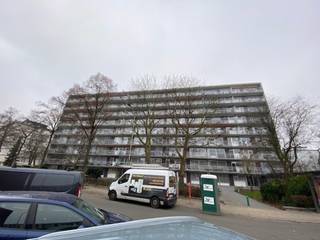 Autostaanplaats voor een wagen, motorfiets, fiets, ...<br /><br />Huurwaarborg bedraagt 3 maanden huur.<br />Aangezien de garagebox afzonderlijk wordt verhuurd, is een BTW van 21% verschuldigd bovenop de huurprijs.<br /><br />Een bezoek ter plaatse kunt u enkel online reserveren op www.hansvastgoed.com.<br />Voor meer informatie, bezoek onze website www.hansvastgoed.com of neem contact op met info@hansvastgoed.com of +32 3 366 05 30.