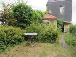 Deze vrijstaande bel-etagewoning met tuin en twee autostaanplaatsen is onmiddellijk beschikbaar voor verhuur en biedt een comfortabele en...