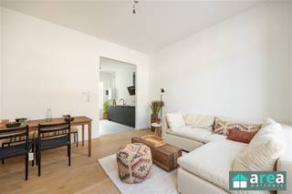 <p><span>Dit volledig gerenoveerd 1-slaapkamerappartement maakt deel uit van een kleinschalig gebouw met slechts 3 wooneenheden, zonder lift. Het betreft een modern gerenoveerd appartement met 1 slaapkamer op het 1ste verdiep. Het gebouw werd recent vernieuwd met aandacht voor kwaliteit en energiezuinigheid. Dankzij de centrale ligging woon je in een bruisende buurt vlakbij ’t Stadscentrum, Centraal Station & tal van hippe eet- en drinkplekken. Kortom: alles op wandel- en fietsafstand!</span></p><p><span> </span></p><p><span>Ideaal voor starters of als veilige investering (klassieke verhuur of Airbnb)!</span></p><p><span>Mogelijk rendement van 4,74% (aankoopkost incl. registratie!), bij verhuur aan €850/mnd.</span></p><p><span> </span></p><p><span>Grootste troeven:</span></p><p><span>-Centrale locatie</span></p><p><span>-1ste ingebruikname na renovatie</span></p><p><span>-Zéér gunstig EPC (103kWh/m²/jaar)!</span></p><p><span>-Conforme EK + asbestveilig attest</span></p><p><span>-Dak & zij- achtergevel geïsoleerd (14cm PUR)!</span></p><p><span>-Aparte meters (water, gas & elektriciteit)</span></p><p><span> </span></p><p><span>Indeling: </span></p><p><span>Vanuit de inkomhal betreed je de ruime en lichte living die overgaat in de volledig geïnstalleerde en open keuken (samen 34m²) met kwalitatieve Bosch-toestellen. Verder is er een modern ingerichte badkamer (2m²) met douche en WC. Achteraan het appartement bevindt zich de slaapkamer (9m²).</span></p><p><span> </span></p><p><span>Voor meer informatie kan u terecht bij Area Partners: Info@area.be of 03/284.60.60</span></p>