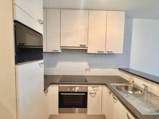 Appartement meublé sur la digue, à proximité des transports en commun.Hall d'entrée, living avec balcon et vue frontale sur la mer, cuisine ouverte...