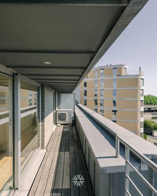 <p><span>GENT - Visserij 208</span><span> : Ben je op zoek naar een luxueus appartement met hoogwaardige afwerking en prachtig zicht te huur in Gent? Dan is dit exclusieve pand mogelijk exact wat je zoekt.</span></p><p><span>De belangrijkste troeven:</span></p><ul><li><span>Gelegen op een gegeerde locatie aan de Visserij, vlakbij het historisch centrum van Gent</span></li><li><span>Gemeubeld</span></li><li><span>Vlotte verbinding naar invalswegen, winkels, horeca en openbaar vervoer</span></li><li><span>High-end afwerking met oog voor detail, kwalitatieve materialen en een stijlvolle, praktische en hedendaagse uitstraling</span></li><li><span>Ruime en lichtrijke leefruimtes</span></li><li><span>Drie terrassen met aangename buitenbeleving</span></li><li><span>Knap maatwerk en praktische opbergruimte</span></li><li><span>Twee ondergrondse autostaanplaatsen<br /><br /></span></li></ul><p><span>Indeling verdieping 1:</span><span><br />Inkomhal met ingebouwde vestiaire en gastentoilet, ruime leef- en eetruimte met balkons aansluitend, bureaukamer (of slaapkamer) , een douchekamer uitgerust met douche en lavabomeubel, ruime leefkeuken en berging.</span></p><p><span>Indeling verdieping 2: </span><span><br />Nachthal, twee ruime slaapkamers met aansluitend twee balkons, ruime douchekamer uitgerust met inloopdouche en lavabomeubel, apart toilet en ruime bergruimte.</span></p><p><span>Inclusief twee ondergrondse autostaanplaatsen.</span></p><p><span>Belangrijke informatie:</span><span><br />Beschikbaar vanaf: </span><span>01/08/2026<br /></span><span>Huurprijs: </span><span>2250 EUR/maand + provisie 150 EUR/maand</span><span><br />EPC: </span><span>B (143 kWh/(m² jaar))</span></p><p><span>Interesse in dit prachtig en exclusief appartement? Vraag dan snel jouw bezoek aan via onze website!</span></p><p><span> </span></p>