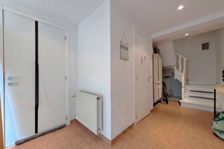 <h1><span>Interessante investering in Moelingen - verhuurde woning met mooi rendement</span></h1><p><span>Ruimte, comfort én onmiddellijke huurinkomsten in het gezellige Moelingen!</span></p><p><span>Welkom in de Voerenstraat 7 in Moelingen, waar je een verrassend ruime woning van maar liefst 192 m² ontdekt. Met een gezellige tuin, garage, veel leefruimte én een gunstig EPC-label B is dit een mooie opportuniteit voor investeerders.</span></p><p><span>We betreden de woning via de ruime inkomhal. Hier bevindt zich alvast een apart toilet. Via de trap bereiken we de ruime en lichtrijke leefruimte die mooi aansluit op de eetplaats en keuken. Dankzij de grote raampartijen geniet de woning van veel natuurlijk licht en een aangename, huiselijke sfeer. Aansluitend zorgt de veranda voor extra leefruimte en een fijne verbinding met buiten.</span></p><p><span>Verder beschikt de woning over 3 slaapkamers, een badkamer, een bijkomende douche-/wasruimte en een eigen garage.</span></p><p><span>Buiten beschik je over een omheinde tuin met achteraan een grote overkapping: ideaal als terras of gezellige buitenruimte.</span></p><h3><span>Interessant als investering</span></h3><p><span>De woning is momenteel verhuurd voor €1.178 per maand. Een interessante opportuniteit voor wie op zoek is naar vastgoed met onmiddellijke huuropbrengsten.</span></p><h3><span>Troeven</span></h3><ul><li><span>192 m² bewoonbare oppervlakte</span></li><li><span>Perceel van 2a 27ca</span></li><li><span>EPC B 153 kWh/m²</span></li><li><span>€1.178 huurinkomsten per maand</span></li><li><span>Dubbele beglazing met PVC-profielen</span></li><li><span>Ruime en lichtrijke leefruimte</span></li><li><span>Keuken met eetruimte</span></li><li><span>Veranda</span></li><li><span>3 slaapkamers</span></li><li><span>Badkamer + extra douche-/wasruimte</span></li><li><span>Eigen garage</span></li><li><span>Omheinde tuin</span></li><li><span>Grote overkapping achteraan</span></li><li><span>Gelegen in Moelingen (Voeren)</span></li></ul><p><span>Een mooie combinatie van ruimte, een goede energiescore en bestaande huurinkomsten.</span></p><p><span>Wenst u meer info of graag een bezichtiging? Neem contact op met Fabian via mail naar <span>Fabian@jemar.be</span></span><span> of op het nummer 0484/35.67.65.</span></p><p><span> </span></p>