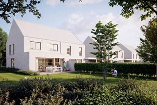Deze moderne woning is gelegen vlak aan de ingang van het provinciaal domein De Gavers te Geraardsbergen. De woning wordt gebouwd op een zuid georiënteerd perceel van 525m2. Kenmerkend is de moderne architectuur met strakke lijnen én witte materialen. De interieurafwerking van de woning is 100% op maat. Je kiest dus zelf de technieken, vloeren, keuken, badkamer,... a.d.h.v ruime budgetten in het lastenboek. De woningen zijn sowieso voorzien van alle moderne technieken: standaard is een warmtepomp en vloerverwarming inbegrepen. Op het gelijkvloers van de woning is er een praktische was/bergplaats, een inkomhal met gastentoilet en een lichtrijke leefruimte met open keuken. Op de eerste verdieping bevinden zich 3 slaapkamers en een badkamer met bad/douche. De praktische zolder is toegankelijk met een uitschuifbare zoldertrap. De carport aan de woning is inbegrepen. Zie jij jezelf hier wonen? Bel ons voor meer informatie. Meer info over het project op huysmanbouw.be