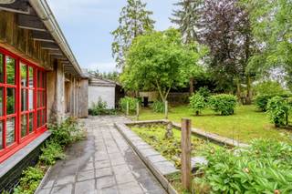 In de rustige Oplombeekstraat 16 te Pajottegem bevindt zich deze charmante woning op een uitzonderlijke locatie, omringd door groen en met een prachtig uitzicht over de omliggende velden. Hier geniet u dagelijks van rust, ruimte en natuur, terwijl alle nodige voorzieningen vlot bereikbaar blijven.
De woning werd reeds aangepast aan de hedendaagse woonnormen en beschikt onder meer over een conforme elektrische installatie, zonnepanelen(2,7kwh), dubbele beglazing en een gunstig EPC, wat zorgt voor een comfortabele en energiezuinige woonomgeving. Mits enkele beperkte opfrissingswerken kan deze woning volledig worden afgestemd op de huidige woonwensen. Momenteel wordt de woning verwarmd met stookolie(gekeurde tank)
Op het gelijkvloers omvat de woning een ruime en lichtrijke leefruimte, een royale keuken met directe toegang tot de tuin en een praktische, ruime berging. Op de eerste verdieping bevinden zich twee volwaardige slaapkamers en een badkamer. De zolderverdieping biedt bovendien de mogelijkheid om een extra slaapkamer, bureau of hobbyruimte te creëren.
Buiten wacht een prachtige tuin die naadloos aansluit op de achterliggende velden en een uniek gevoel van vrijheid biedt. Daarnaast beschikt het perceel over een handige werkplaats, ideaal voor de hobbyist, zelfstandige of wie extra opslagruimte wenst.
Bent u op zoek naar een woning met karakter, ruimte en een uitzonderlijke landelijke ligging? Dan is deze eigendom beslist een bezoek waard.
Meer info of een bezoek: Michael@immoaccenta.be