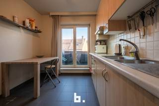 Dit duplex appartement is centraal gelegen in een rustige zijstraat van de Langestraat, net buiten het kloppend hart van centrum Brugge. De indeling is als volgt: inkom, gastentoilet, woonkamer, aparte keuken met aanpalend terras, berging/wasplaats, 1 slaapkamer. Op het verdiep: 2 slaapkamers waarvan één met grote inbouwkast, badkamer (douche, 2 wastafels, toilet). Inclusief privé (fietsen)berging achteraan het gebouw. Het appartement is op heden verhuurd aan een correcte huurder. Mogelijkheid tot aankoop van een autostaanplaats achteraan het gebouw.