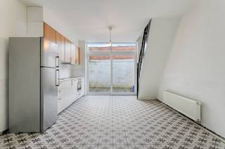 Maison confortable à vendre dans une rue calme du Brugse Poort. À 10 minutes en vélo du centre de Gand, près du Bourgoyen et de divers magasins...