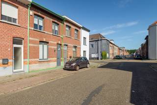 <strong><span>Gezellige gerenoveerde woning met 2 slaapkamers en een charmante tuin in Schoten! </span></strong><br /><br /><span>Deze instapklare woning bevindt zich op loopafstand van het centrum van Schoten. Bij binnenkomst worden we direct gecharmeerd door de authentieke tegelvloer.<br />De inkomhal leidt ons naar de lichtrijke leefruimte voorzien van een mooie parketvloer. Deze ruimte vloeit over in de volledige uitgeruste open keuken, die voorzien is van alle nodige apparatuur.<br /><br />Vanuit de keuken heeft u zicht op de charmante tuin. Dit is een heerlijke plek om te genieten van mooi weer of om een barbecue te organiseren met vrienden en familie. </span><span>Op het gelijkvloers vinden we tevens de badkamer, uitgerust met een ligbad met douchefunctie, een toilet en een enkele wastafel.</span><br /><br /><span>Via de leefruimte gaan we naar de eerste verdieping, waar we twee ruime slaapkamers aantreffen (18 m² / 13,5m²). De grootste slaapkamer beschikt ook nog over een mezzanine, wat extra ruimte met mogelijkheden biedt.</span><br /><br /><span>Tot slot heeft de woning een kelder ter beschikking.</span><br /><br /><span><span>Troeven:</span><br /><span><span><span><span><span><span><span><span><span><span>+ Instapklaar </span></span></span></span></span></span></span></span></span><br /><span><span><span><span><span><span><span><span><span><span>+ Leuke tuin</span></span></span></span></span></span></span></span></span><br /><span><span><span><span><span><span><span><span><span><span>+ Veel lichtinval</span></span></span></span></span></span></span></span></span></span><br /><span><span><span><span><span><span><span><span><span><span>+ EK conform </span></span></span></span></span></span></span></span></span></span><br /><span><span><span><span><span><span><span><span><span><span>+ Charmante woning</span></span></span></span></span></span></span></span></span></span><br /><span><span><span><span><span><span><span><span><span><span>+ Authentieke elementen</span></span></span></span></span></span></span></span></span></span><br /><span><span><span><span><span><span><span><span><span><span>+ Centrale locatie in Schoten</span></span></span></span></span></span></span></span></span></span></span></span></span><br /><br />Heeft u ook interesse in deze toffe woning? Surf dan snel naar www.vbvastgoed.be of bel ons op het nummer 03 337 50 70 voor een afspraak!