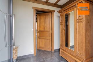 <p><span>Gelegen te Herent, op een rustig perceel van 2a70, bevindt zich deze charmante woning met uitnodigende tuin.</span></p><p><span>U wordt verwelkomd in een aangename inkomhal met gastentoilet. De ruime lichtrijke leefruimte, met houtkachel, vormt samen met de volledig ingerichte keuken een harmonieus geheel, ideaal voor comfortabel en gezellig wonen. De woning beschikt verder over drie volwaardige slaapkamers en een badkamer voorzien van een ligbad, douche, dubbele wastafel en toilet.</span></p><p><span>De inpandige garage en het ruime tuinhuis bieden extra bergruimte en tal van mogelijkheden voor hobbys. Doorheen de jaren werd de woning zorgvuldig gerenoveerd en ze beschikt over een EPC-label C. De verwarming gebeurt op gas.</span></p><p><span>Deze woning is de perfecte keuze voor wie rustig wil wonen met alle voorzieningen zoals scholen, sportfaciliteiten en winkels binnen handbereik, en dit met een uitstekende verbinding naar Leuven en Brussel.</span></p><p><span> </span></p><p><span>Scoop sale! Bezoekmomenten op afspraak op woensdag 22/4 van 15u-18u en op zaterdag 25/4 van 10u-13u.</span></p><p><span> </span></p><p><span>De vermelde prijs is een vanafprijs; biedingen mogelijk vanaf €415.000.</span></p><p><span> </span></p><p><span>Neem vandaag nog contact op voor meer informatie of om een bezoek in te plannen.</span></p><p><span> </span></p>