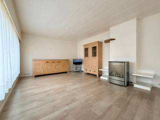 APPARTEMENT AVEC TERRASSE ORIENTÉE PLEIN SUD
Situé au deuxième et dernier étage d’un petit immeuble de seulement deux appartements, ce bel appartement lumineux de 90 m² offre un hall d’entrée, un spacieux séjour, une cuisine entièrement équipée, deux grandes chambres, une salle de bains et un WC séparé.
À l’arrière, vous profitez d’une agréable terrasse de 14 m² orientée plein sud avec un espace de rangement.
Construction solide avec planchers en béton, offrant calme et intimité grâce à une copropriété très limitée. 
Un bien idéal pour ceux qui recherchent espace, luminosité et tranquillité