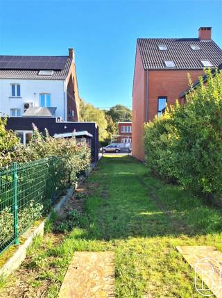 <p>Goedgelegen TE RENOVEREN WONING met achteraan een POLYVALENTE ZAAL/FEESTZAAL/ATELIER, bereikbaar via achteruitweg! <br />Overname aandelen. <br /><br />INDELING: inkom, apart toilet, ruime woonkamer en keuken, via de keuken heb je toegang tot de zeer ruimte polyvalente zaal. Op de eerste verdieping bevinden zich 3 slaapkamers en een badkamer. Via de derde kamer is er ook toegang tot de ruime zolder. <br /><br />TROEVEN: Zeer veel ruimte en mogelijkheden.<br /><br />Bezoek na afspraak: IMMO BEGUIN: info@immobeguin.be</p>
