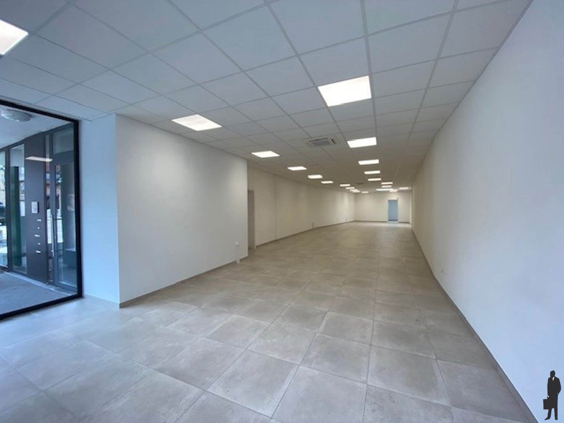 Ruime handels/kantoorruimte te huur in het centrum van Hoogstraten. - foto 2