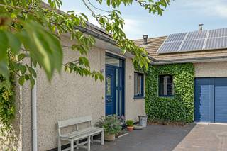 Op zoek naar een verzorgde, lichtrijke gelijkvloerse woning met een uitstekende ligging? Deze aangename woning is gelegen in een rustige woonwijk zonder doorgaand verkeer en combineert comfort, bereikbaarheid en een groene omgeving.<br /><br />De woning ligt op een boogscheut van het Parkbos en op wandel- en fietsafstand van de dorpskern van De Pinte, scholen, het treinstation en dagelijkse voorzieningen. Ook de E40 en E17 zijn vlot bereikbaar. De ligging wordt bevestigd door een Mobiscore van 8,0/10.<br /><br />Een absolute troef is het ruime perceel van 616 m², perfect zuidwestelijk georiënteerd, waardoor u volop kunt genieten van de namiddag- en avondzon.<br /><br />Binnen zorgen de ruime keuken en leefruimte voor een aangename, lichtrijke leefomgeving. De aangrenzende veranda biedt extra leefruimte en vormt een mooie verbinding met de tuin.<br /><br />De woning omvat:<br />• ruime, lichtrijke keuken en living<br />• veranda met zicht op en toegang tot de tuin<br />• 3 slaapkamers (13, 12, 8 m²)<br />• badkamer<br />• garage, momenteel ingericht als opslag-, fietsen- en wasruimte<br />• praktische opbergzolder<br /><br />De woning werd de voorbije jaren verder gemoderniseerd, met 16 zonnepanelen (inclusief groenestroomcertificaten van €350), een zonneboiler en een slimme laadpaal. Daarnaast is er een centraal aircosysteem met 4 blaasmonden, 2 aanzuigmonden en één buitenunit. Airco, centrale verwarming en laadpaal zijn van op afstand bedienbaar.<br /><br />Beschikbaar vanaf juli 2027.<br /><br />De algemene voorwaarden van Dewaele DIY kunt u steeds raadplegen via dewaele.com.<br /><br />Bestuursmaatregelen in het maatregelenregister: nee