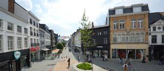 Ruime, goed onderhouden handelseigendom te huur, gelegen in de recent vernieuwde Lange Zoutstraat. Dit betreft het gehele gebouw en is voorzien van een lift. Op het gelijkvloers is er een instapklare moderne handelsruimte met een opp. van ca. 280 m². De verdiepingen zijn bruikbaar als stockruimte en sociale ruimte. (Het eerste verdiep werd vroeger tevens gebruikt als verkoop ruimte). <br />Dit winkelpand is geschikt voor diverse commerciële activiteiten en is gelegen nabij ‘Dille &amp; Kamille’, ‘Veelo’, ‘Clothilde’, … <br />Situeert zich op een boogscheut van de Grote Markt in 1 van de drukst bezochte winkelstraten in het centrum van Aalst. Toegankelijk en zichtbaar vanuit verschillende straten.<br />Beschikbaar: onmiddellijk. <br />Onroerende voorheffing ten laste van de huurder. <br />EPC LABEL C. <br /><br />Benieuwd naar dit bedrijfsvastgoed te huur regio Aalst? <br />Contacteer info@immodelestre.be<br />www.immodelestre.be<br />