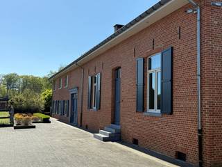 HEUSDEN-ZOLDER - Hoeve met paardenaccommodatie op 2ha5<br /><br />Deze statige hoeve onderging in 2008 een totaalrenovatie waarbij er veel aandacht werd besteed aan kwalitatieve materialen. De hoeve is zeer groot en omvat momenteel aan de linkerzijde het woongedeelte en aan de rechterzijde een 2e woongedeelte (momenteel kantoor). Direct aanpalend aan de achterzijde van de hoeve en met een directe toegang vanuit de woning werd er in 2008 een stalgebouw volledig vernieuwd waarbij diverse opslagruimtes en zadelkamer, een wasplaats met solarium en 8 nette paardenboxen. Er is tevens ruimte om nog 4 bijkomende boxen te plaatsen in dit gebouw alsook treffen we hier nog een zeer praktisch garage met hoge poort. <br /><br />Op de 1e verdieping (1e woonst) treffen we 1 master bedroom met dressing enoverloop met maatkasten. Op de verdieping (2e woonst) is er een ruime slaapkamer waarvan zeer eenvoudig meerdere kamers kunnen gemaakt worden.<br /><br />Dankzij de 2 huisnummers, 2 toegangen, 2 trappen, enz ... kan deze woning perfect dienen als kangoeroewoning. Zie ook plannen.<br /><br />Buiten werd alles netjes ingericht. <br />De eb en vloed piste heeft een afmeting van 25m x 50m en is voorzien van de nodige verlichting. Er zijn nog 5 weides voorzien van omheining. <br />De weides zijn achteraan te betreden met vrachtwagen of tractor en er is voldoende opslag voor tractor, hooi ea. <br /><br />De eigendom is onmiddellijk vrij en u kan bovendien meteen wonen en paarden stallen zonder bijkomend werk. <br /><br />De eigendom kan ook gekocht worden op 1ha aan 1.195.000 euro.<br /><br />Voor meer informatie of een bezoek, kan u ons steeds contacteren: 053/60.65.66