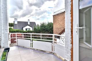 <p><span>Lichtrijk en instapklaar appartement met terras op het 2de verdiep</span></p><p><span>Bent u op zoek naar een modern appartement dat u zonder zorgen kunt betrekken? Dan is dit volledig gerenoveerde appartement zeker een bezoek waard.</span></p><p><span>Het appartement beschikt over een lichtrijke woonkamer, een open keuken, een ruime slaapkamer, een stijlvolle badkamer met inloopdouche en toilet. </span></p><p><span>Door de kwalitatieve renovatie en de gunstige ligging is dit appartement perfect voor eigen bewoning of als zorgeloze investering.</span></p><p><span> </span></p><p><span>Troeven</span></p><p><span>Volledig gerenoveerd</span></p><p><span>Eén ruime slaapkamer</span></p><p><span>Moderne  badkamer</span></p><p><span>Aangenaam terras</span></p><p><span>Energiezuinig en instapklaar</span></p><p><span>Interessant investeringspand</span></p><p><span> </span></p><p><span>Interesse? Bel 056 24 38 12 of mail naar info@century21viaplus.be voor een bezoek.</span></p>