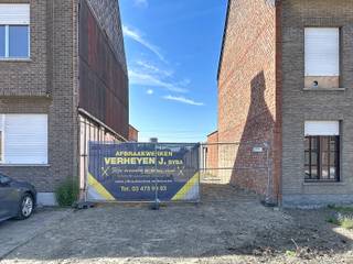 Dankzij de ligging ben je binnen de tien minuten in centrum, de dijk en heb je vlotte connectie naar A12.<br />Winkels, openbaar vervoer, scholen, ... bevinden zich op wandelafstand.<br /><br />Het perceel is geschikt voor een ruime woning met op gelijkvloers 17 m diepte om uit te bouwen en dan nog een prachtige Z-tuin met uitgang via achterzijde via de servitude (recht van uitweg) langs de woning links. Verder kan je nog verdiep + puntdak opbouwen. Met de maximale bouwdieptes kom je ruim boven 200 m² bewoonbaar.<br />Kom je graag perceel bekijken ?<br />Neem gerust uw architect mee om de mogelijkheden te bekijken.