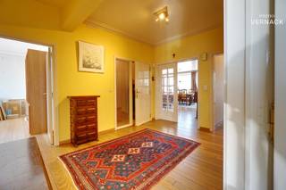 Exclusief wonen in een kleinschalige residentie – ruimte, licht en comfort op een toplocatie<br /><br />Op zoek naar een appartement dat zich onderscheidt van de rest? Dan zal deze unieke eigendom u meteen weten te bekoren. Gelegen op de tweede verdieping van een kleinschalige residentie met slechts vier appartementen – één appartement per verdieping – geniet u hier van maximale privacy, rust en een uitzonderlijk wooncomfort.<br /><br />Bij het binnenkomen wordt u verwelkomd in een royale inkomhal die het hart van de woning vormt en toegang biedt tot alle leefruimtes. De absolute blikvanger is zonder twijfel de de zonnige leefruimte van ca. 45 m². <br /><br />De lichtrijke keuken sluit mooi aan op de leefruimte en biedt alle mogelijkheden om gezellig te koken en gasten te ontvangen. Daarnaast beschikt het appartement over een ruime berging/wasplaats met een aparte cv-ruimte en een afzonderlijk gastentoilet.<br /><br />Aan de rustige achterzijde (het noorden) van het appartement bevinden zich 2/3 ruime slaapkamers. De derde slaapkamer werd smaakvol ingericht als een open dressing, waardoor een luxueuze master suite ontstaat. Wie dat wenst, kan deze ruimte eenvoudig opnieuw als derde slaapkamer of bureau gebruiken.<br /><br />Ook op vlak van energie en comfort scoort dit appartement uitstekend. Dankzij het EPC-label B is er geen renovatieverplichting, terwijl de aanwezige waterontharder zorgt voor extra comfort.<br /><br />De combinatie van de royale volumes, een doordachte indeling, veel natuurlijk licht en de exclusiviteit van een kleinschalige residentie maakt van dit appartement een zeldzame opportuniteit op de vastgoedmarkt.<br /><br />Richtprijs: € 359.000<br /><br />Elk schriftelijk bod, zowel onder, gelijk aan als boven de richtprijs van € 359.000, wordt voorgelegd aan de eigenaars. De eigenaars behouden zich uitdrukkelijk het recht voor om een bod al dan niet te aanvaarden.