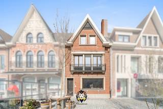 Bezoekdag ZONDAG 5/04 VANAF 12U00. Inschrijven via lander@immovlaenderen.be In het hart van Zele, pal aan de markt, bevindt zich deze...