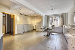 Ruime woning op 980m² met 5 slaapkamers te koop op de markt van Lo-Reninge.De zuidgerichte tuin, gunstig EPC en ruime woonoppervlakte zijn enkele...