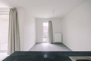 <p><span>GENT</span><span>- Instapklaar appartement met twee slaapkamers en zonnig terras nabij Gent Sint Pietersstation.</span></p><p><span> </span></p><p><span>Dit lichtrijke appartement met twee slaapkamers  is gelegen op de eerste verdieping van de residentie het Park, nabij het station van Gent-Sint Pieters.</span></p><p><span>De residentie werd gebouwd in 2017,  waarbij ingezet werd op energiezuinige technieken en een kwalitatieve afwerking. Dankzij de centrale ligging, het hedendaags comfort en de duurzame materialen biedt dit appartement een toekomstgerichte woonopportuniteit, zowel voor eigen bewoning als voor wie op zoek is naar een interessante investering.</span></p><p><span> </span></p><p><span>De belangrijkste troeven in een notendop: </span></p><ul><li><span>Volledig instapklaar</span></li><li><span>Ondergrondse autostaanplaats</span></li><li><span>Ideaal voor eigen bewoning of investering</span></li><li><span>Inclusief een ondergrondse kelderberging</span></li><li><span>Volledig geïnstalleerde keuken met alle comfort</span></li><li><span>Op wandelafstand van openbaar vervoer, studentencampussen, winkels en horeca</span></li><li><span>Kwalitatieve materialen</span></li><li><span>Zonnig zuidgeoriënteerd terras</span></li><li><span>EPC Label A</span></li></ul><p><span> </span></p><p><span>Indeling: </span></p><p><span>Living met open keuken (oven, dampkap, kookplaat, inbouwkoelkast, vaatwas), ruim terras, nachthal met de eerste slaapkamer, twee slaapkamer/ aparte bureauruimte, badkamer (ligbad/douche + lavabo), berging (met aansluiting voor wasmachine)</span></p><p><span> </span></p><p><span>Belangrijk: </span></p><p><span>Richtprijs: 350.000 EUR + 25.000 EUR (ondergrondse autostaanplaats)</span></p><p><span>EPC: 51 kWh/m² jaar (UC: 20260616-0003895070-RES-1)</span></p><p><span> </span></p><p><span>Benieuwd? Contacteer Axel Lenaerts makelaars voor meer info of een bezoek via <span>zoe@axellenaerts.be</span></span><span> of 09 245 24 24</span></p><p><span> </span></p>