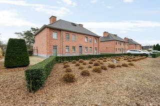 Welkom in de prachtige en verzorgde residentie ‘Kasteelhof’, een kleinschalig en residentieel geheel van drie stijlvolle gebouwen met telkens slechts vier appartementen. Deze doordachte opbouw garandeert u privacy en een aangename woonsfeer. De gebouwen zijn onderling verbonden via een ondergrondse garage met privatieve staanplaatsen en individuele kelderbergingen, en worden afgesloten met een automatische poort, zowel aan de straatkant als aan de ondergrondse parking, wat uw veiligheid én privacy ten goede komt.<br /><br />Deze appartementen zijn gelegen op een absolute toplocatie, op de grens van Schilde en Sint-Antonius, en geniet van de perfecte combinatie tussen groen en bereikbaarheid. Op wandelafstand vindt u winkels, openbaar vervoer en verbindingswegen naar omliggende gemeenten. Momenteel zijn er nog 2 gelijkvloers appartementen te koop welke op dit ogenblik verhuurd zijn.<br /><br />INDELING: Het appartement bevindt zich op het gelijkvloers en kan betreden worden via de gemeenschappelijke inkomhal of rechtstreeks vanuit de ondergrondse garage, waar u met de lift of trap naar uw verdieping wordt gebracht. U wordt verwelkomd via een ruime inkomhal met vestiaire en apart gastentoilet. De lichte en ruime leefruimte met open keuken baadt in natuurlijk licht en kijkt uit op het groen. De keuken is volledig uitgerust en beschikt over een handige, aparte berging met aansluiting voor wasmachine en droogkast.<br /><br />Grenzend aan de woonkamer bevindt zich een aparte bureauruimte, ideaal voor wie van thuis uit werkt of nood heeft aan een werkplek. Vanuit de leefruimte wandelt u verder naar het terras en de grote tuin. Een perfecte plek om te ontspannen met zicht op rustgevend groen (de foto van de veranda is van een ander appartement welke al verkocht is - de overige gelijkvloers appartementen hebben geen veranda). <br /><br />Via de nachthal bereikt u twee volwaardige slaapkamers, waarvan één voorzien is van praktische ingemaakte kasten. De moderne badkamer is uitgerust met een stijlvolle inloopdouche en een lavabomeubel.<br /><br />Bovendien beschikt het gebouw over een extra zolderruimte die u kunt gebruiken voor bijkomende opslag, en is er een privatieve kelderberging inbegrepen in de prijs.<br />2 ondergrondse autostaanplaatsen zijn verplicht bij aan te kopen aan 25.000 euro/staanplaats. Voor bezoekers is er overigens voldoende parkeergelegenheid vooraan het gebouw.<br /><br />Bijzonderheden:<br />+ Energiezuinig appartement<br />+ Gelegen in een prachtige, verzorgde residentie<br />+ Verzorgde en zonnige tuin met zicht op groen<br />+ Ondergrondse kelderberging inbegrepen<br />+ Mogelijkheid tot bijkomende staanplaats<br />+ Lift aanwezig<br />+ Extra zolderruimte beschikbaar
