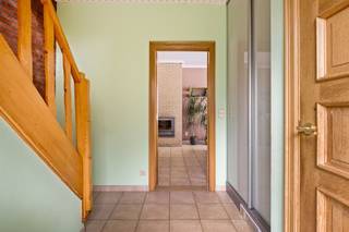 <p><span>Instapklare halfopen bebouwing met drie volwaardige slaapkamers, uitbreiding mogelijk mits plaatsen van een vaste trap naar de zolderverdieping, en een aangename tuin met vrijstaande garage, terras en tuinhuis.</span></p><p><span>Gelegen op de grens van Kapellen en Ekeren, nabij de belangrijkste verbindingswegen naar Antwerpen en Nederland, niet ver van de fietsostrade en met een vlotte bereikbaarheid van winkels, scholen en openbaar vervoer, kunnen we hier echt wel spreken van een gunstige locatie. </span></p><p><span>We betreden de woning langs de inkomhal met apart toilet en bergkast (met voorzieningen wasmachine en droogkast). Vervolgens betreden we de ruime en lichtrijke leefruimte, welke meer dan voldoende plaats biedt voor een gezellige zithoek en een eetplaats. Zelfs een thuiskantoor kan hier nog een plaats krijgen. De aanwezige haard (hout) is een garantie op gezelligheid tijdens koude (winter)avonden. </span></p><p><span>Via de leefruimte krijgen we verder ook toegang tot de keuken en de ruime veranda, welke een zeer leuke uitbreiding vormt van de leefruimte. Deze veranda biedt thans reeds plaats aan een ontbijthoek, doch ook een tweede zithoek kan hier zeker nog een plaats krijgen. De keuken beschikt dan weer over voldoende kast- en werkbladruimte en is verder uitgerust als volgt: kookplaat, dampkap, spoelbak, vaatwasser, oven, koelkast en diepvriezer.  </span></p><p><span>Op de eerste verdieping vinden we drie (3) slaapkamers, respectievelijk  16,60m²,  12,60m² en  10,30m² groot, en een badkamer (met douche, hoekbad, lavabomeubel en toilet).</span></p><p><span>De zolderverdieping biedt U, mits het plaatsen van een vaste trap, nog heel wat mogelijkheden. Twee slaapkamers en een extra badkamer, grote speelkamer, kantoorruimte, ... De keuze is aan U!</span></p><p><span>Verder bieden de oprit, de voortuin en de garage ook voldoende parkeergelegenheid op eigen terrein. De garage werd trouwens al uitgerust met een sectionale poort (geautomatiseerd).</span></p><p><span>Een aangename tuin met terras en tuinhuis is evenzeer aanwezig.  </span></p><p><span>Is uw interesse gewekt? Wel, dan hoor ik graag van U! </span></p>
