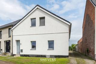 Voor meer info en foto’s, surf naar www.swevers.be – Achter deze charmante gevel in de Velpenstraat in Halen schuilt een verrassend ruime...
