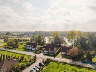 <p>Ligging<br />Aan de rand van De Pinte, in een rustige en groene omgeving, staat deze klassieke vrijstaande villa in warme handvormsteen met witte luiken. De woning ligt op een royaal perceel van ± 1.238 m², met een diepe tuin en een ongestoord zicht op de prachtige vijver. Rust, ruimte en natuur liggen hier aan je voordeur, terwijl Gent en de belangrijkste invalswegen vlot bereikbaar blijven.<br /><br />De Woning<br />De villa werd gebouwd in 1995 en heeft een bewoonbare oppervlakte van ± 190 m² (volgens EPC). Ze is meteen bewoonbaar en biedt alle ruimte om er stap voor stap je eigen accenten te leggen.<br /><br />Interieur<br />Een ruime inkomhal opent naar een aparte bureauruimte, de leefruimte en de keuken. De lichte living draait helemaal rond het uitzicht: het grote schuifraam opent naar het overdekte terras, met de tuin en de vijver als decor. De afzonderlijke keuken heeft een klassieke afwerking en veel bergruimte. De ruime inpandige garage maakt het gelijkvloers af.<br />Op de verdieping liggen vier lichte slaapkamers, een badkamer met ligbad en dubbele lavabo en een aparte douchekamer met lavabo. Via een uittrekbare trap bereik je een ruime zolder, ideaal als bergruimte.<br /><br />Exterieur<br />De villa ligt op een diep perceel, omzoomd door hagen, met een overdekt terras en een zicht op het water dat je zelden vindt. Vooraan is er een ruime oprit voor meerdere wagens.<br /><br />De vijver<br />Vanuit de woning en de tuin kijk je uit op de vijver. Het beeld verandert met de seizoenen: frisgroen in de lente, lange zomeravonden aan het water, herfstkleuren die zich in het water spiegelen, en een stille nevel op een winterochtend. Een uitzicht dat de woning een bijzonder karakter geeft.<br /><br />Een instapklare woning op een unieke plek, met ruimte om er je eigen accenten te leggen.<br /><br />Verkoopprocedure<br />Deze eigendom wordt verkocht via een biedingsprocedure. De instelprijs bedraagt € 600.000 excl. kosten.</p>