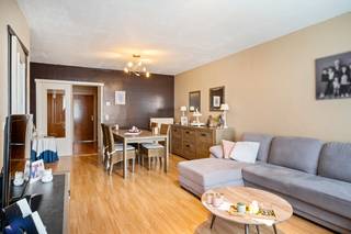 Dit appartement is gunstig gelegen nabij het station en centrum van Lier en is zeer praktisch ingedeeld.De inkomhal brengt ons naar de woonkamer met...