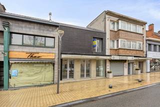 immo DAVID stelt voor: handelsruimte met polyvalente bovenruimteIn het hart van Zellik te huur: een veelzijdige handelsruimte op het gelijkvloers én...