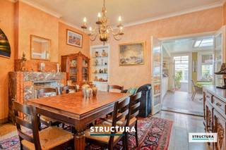 Deze ruime woning is gelegen in Mazenzele, tussen Opwijk en Asse, met een goede verbinding naar beide centra en de omliggende gemeenten. Met een bewoonbare oppervlakte van ca. 253 m² op een perceel van 4a 18ca biedt de woning veel ruimte. De beglazing, het dak, de keuken en de badkamer werden reeds vernieuwd. Indeling: Op het gelijkvloers komt u binnen via een ruime inkomhal. De woning beschikt verder over een aangename leefruimte, een vernieuwde keuken, veranda en garage. Daarnaast is er een kelder die voor extra bergruimte zorgt. Op de verdieping bevinden zich twee ruime slaapkamers van ca. 16,5 m² en 20 m² en de vernieuwde badkamer. De zolderverdieping omvat een derde slaapkamer en een grote open ruimte die als 4e kamer ingericht kan worden (zolderverdiep = 45 m²). Karakteristieken: * 253 m² bewoonbare oppervlakte* Perceel van 4a 18ca* 3 (+1) ruime slaapkamers * Garage* Veranda en kelder* Dak en beglazing vernieuwd* Vernieuwde keuken en badkamer* EPC-label D* Gelegen in Mazenzele, tussen Asse en Opwijk* Goede verbindingen naar omliggende gemeentenEen ruime woning met reeds verschillende belangrijke vernieuwingen achter de rug en veel beschikbare woonoppervlakte, ideaal voor wie op zoek is naar een gezinswoning met drie tot vier slaapkamers.Contacteer ons voor meer info of een bezoek op info@structura.be of 02/460.80.46