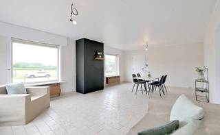 Deze ruime (net geen 200m²) opgefriste woning verwelkomt u met een inkomhal, een ruime en lichtrijke leefruimte, een afzonderlijke keuken, een badkamer, een apart toilet en een slaapkamer op het gelijkvloers. <br />Op de verdieping bevinden zich nog drie volwaardige slaapkamers.<br /><br />Verder beschikt de woning over een handige wasplaats, een riante kelder en een inpandige garage. <br />De praktisch te onderhouden tuin vormt een aangename buitenruimte, en is bijkomend voorzien van een tuinberging. <br /><br />Met enkele gerichte energetische aanpassingen kunt u deze woning omvormen tot de ideale gezinswoning.