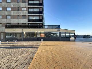 Dit hoekpand is gelegen op een uitstekende ligging op de Zeedijk te Nieuwpoort en geniet van maximale visibiliteit en veel passage.<br />De ruime handelsruimte van 247 m² biedt tal van mogelijkheden voor horeca (of andere commerciële activiteiten). Bovendien beschikt het handelspand over een overdekt terras van ca. 50 m² met een mooi zeezicht, wat een absolute meerwaarde vormt voor uw onderneming. Het handelspand beschikt tevens over een privatieve kelderberging van 13 m².<br />Het pand is vrij van huur en is momenteel ingericht als horecazaak.