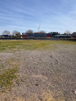 Op het industrieterrein van Dilsen biedt Immo Vliegen een ruim buitenterrein te huur aan met een oppervlakte van circa 5.700 m². Dit terrein...